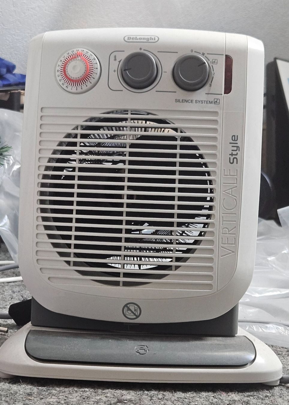 De'Longhi Radiatori: De'Longhi Verticale Style Heizlüfter – Usato da Liebefeld venduto da Straycats
