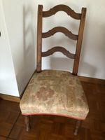 Alter Schlossstuhl mit Schnitzerei