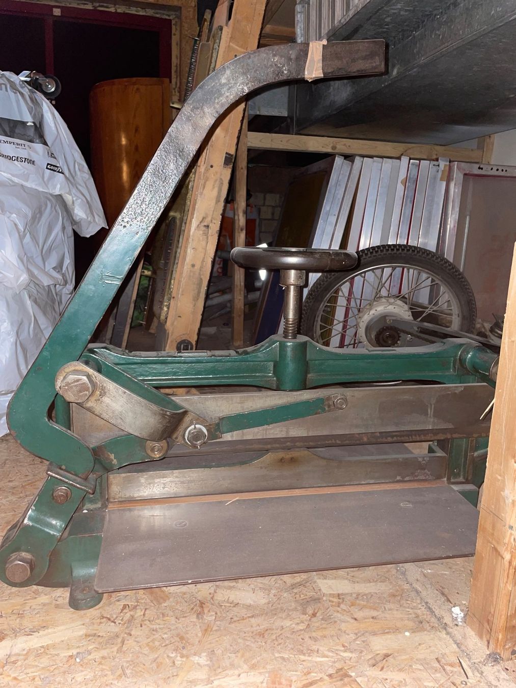 Tutte le macchine: Massicot ancien et robuste - Robuste Schneidmachine – Usato da Fribourg venduto da JohnB4 2