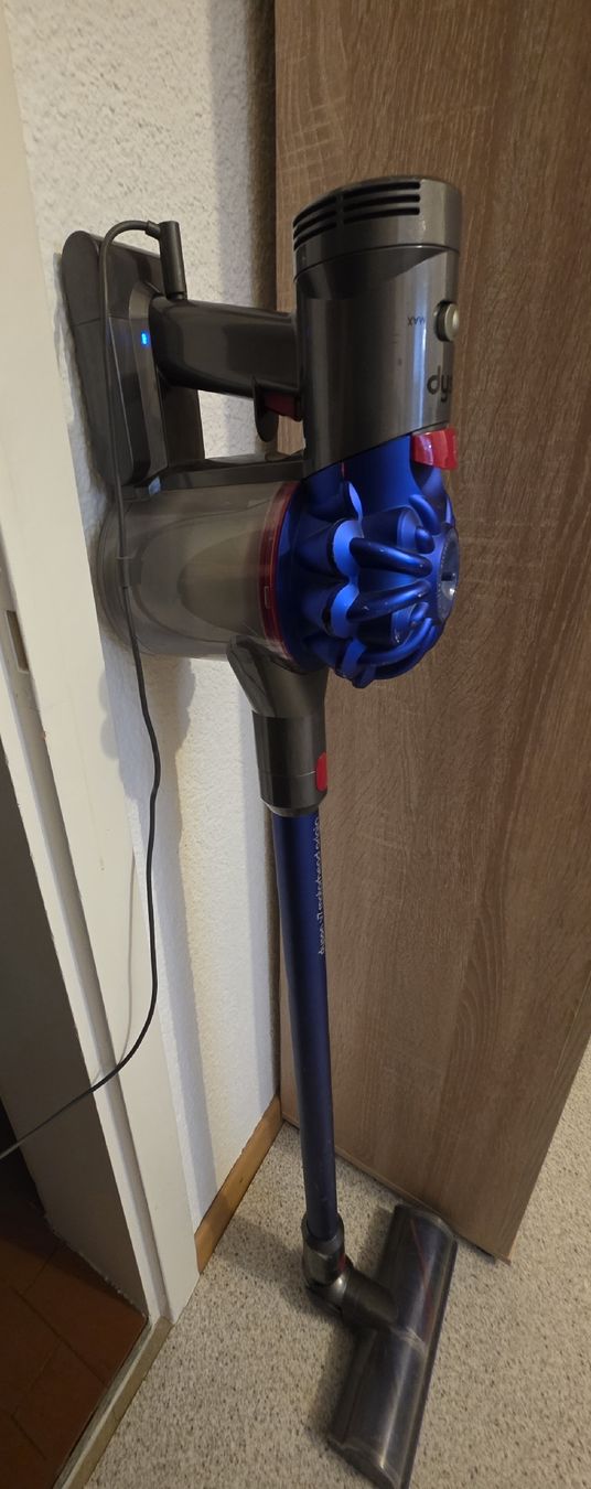 Dyson Staubsauger & Zubehör: Dyson V7 – Gebraucht aus Arbon von Sunset_Sup88