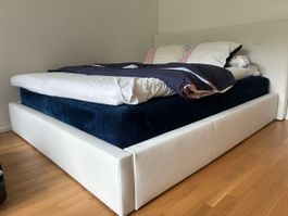  weisses Bett
