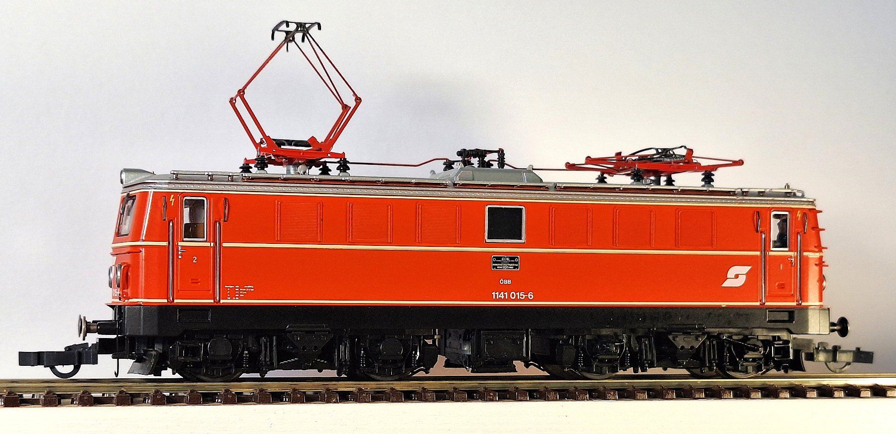 Roco Modellini di ferrovie: ÖBB 1141 mit Mitteleinstiegwagen Jaffa-Lackierung – Usato da Bern venduto da BahnliebhaberRe420 4