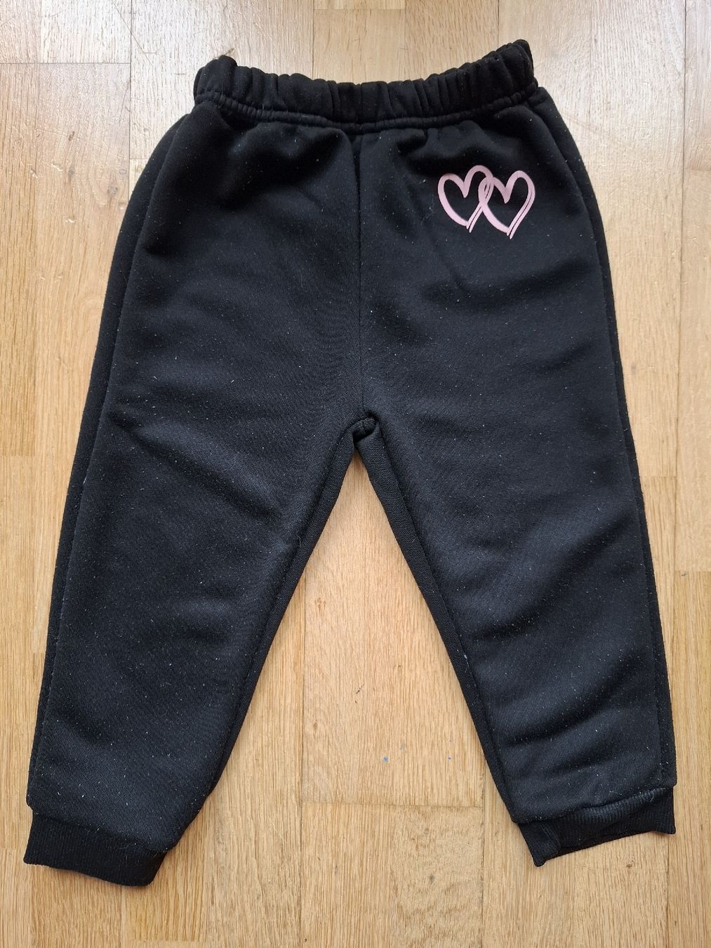 Pantalons: Schwarze Jogginghose mit Herzen, Grösse 98 – D'occasion à Biel/Bienne par AvasTheGreatest