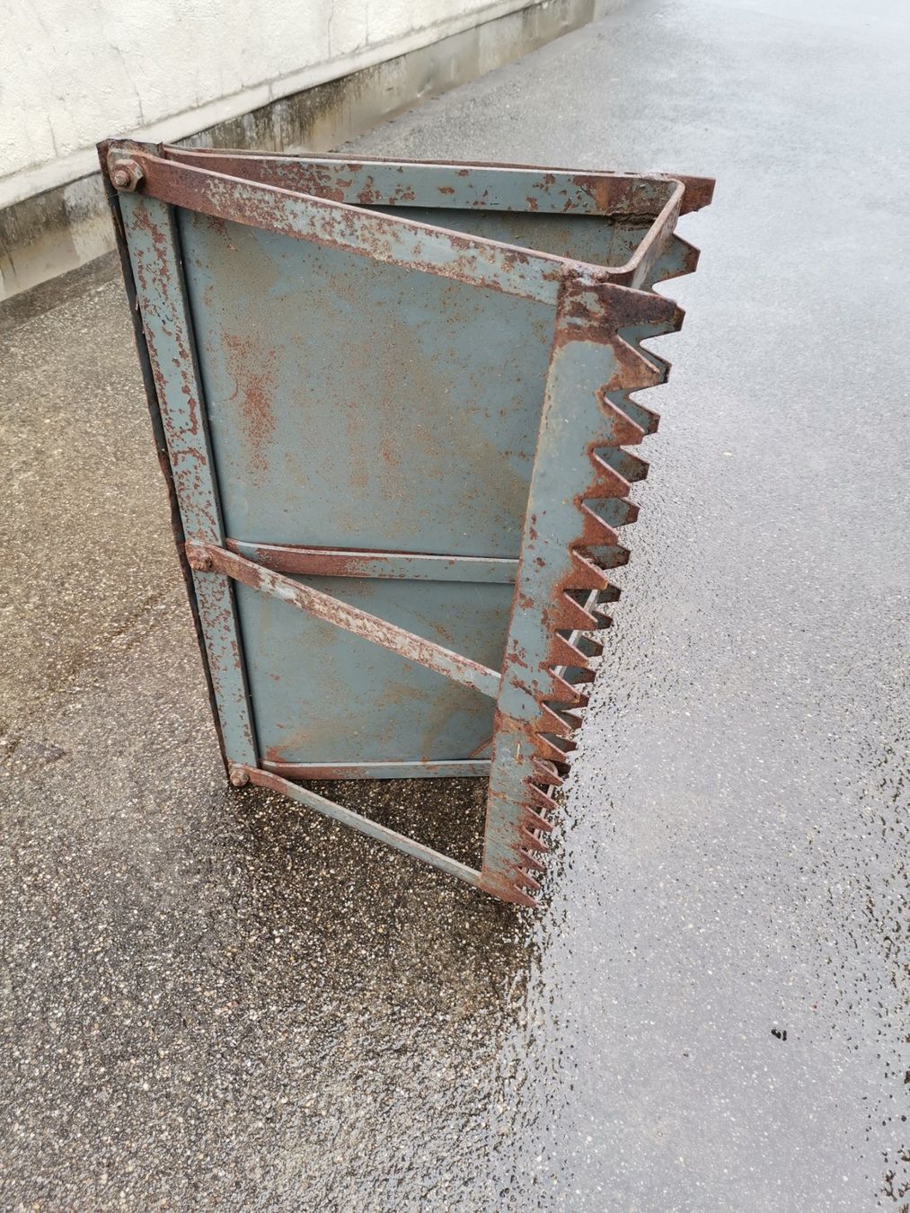 Altro per industria metallurgica: Maschinenteil, Eisenzähne, Drachen, Eisendeko, Gartendeko – Usato da Wiedlisbach venduto da materialkreislauf 1