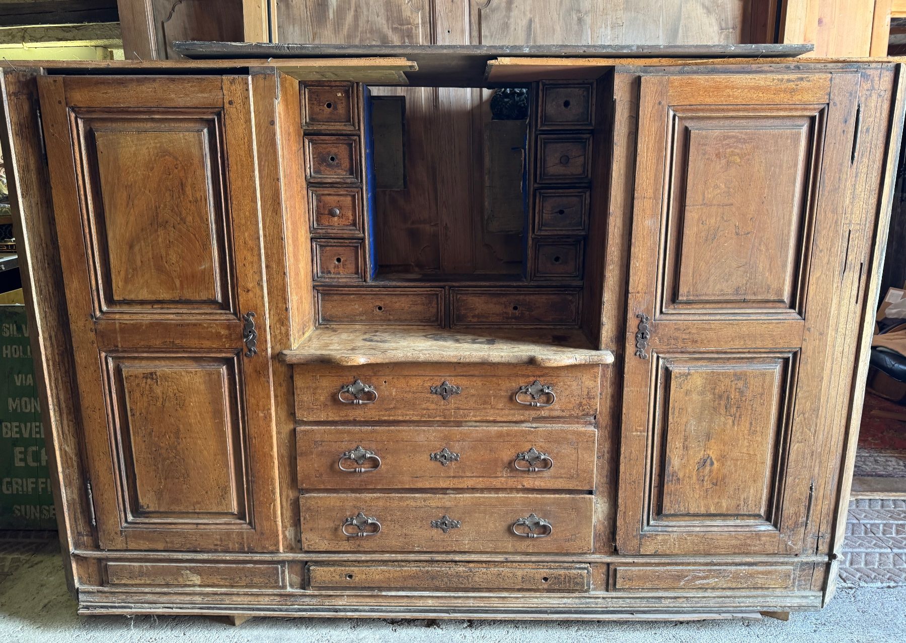 Schränke: Antiker Schrank, restaurationsbedürftig, Holz – Gebraucht aus Sachseln von BONATI01 6