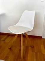 6 weisse Esszimmerstühle mit Holzbeinen