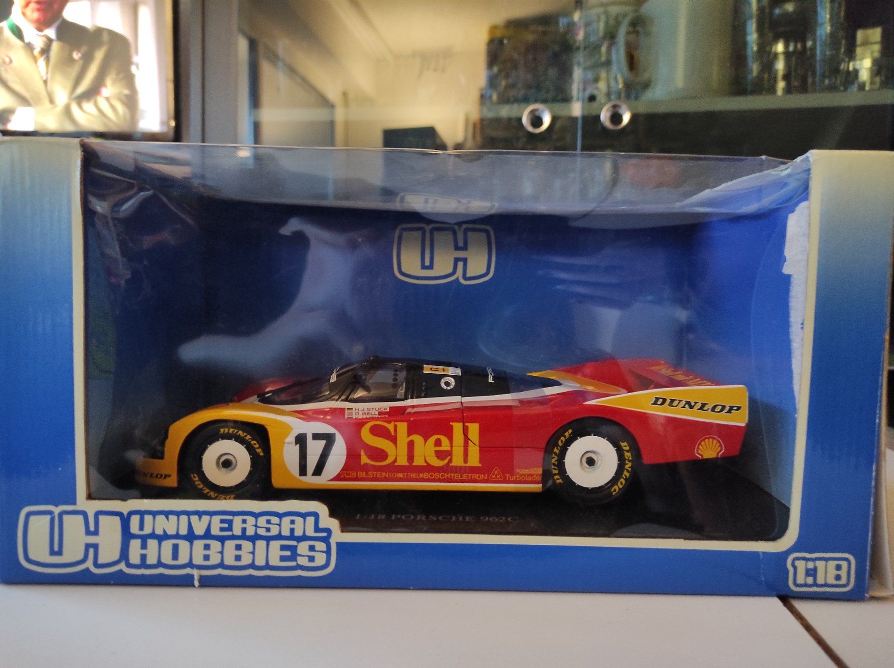 Porsche Modellini d'auto: Porsche 962C "Shell" #17 LM 88' von Universal Hobbies 1/18 – Nuovo e nell'imballaggio originale da La Chaux-de-Fonds venduto da Standmodelle 1