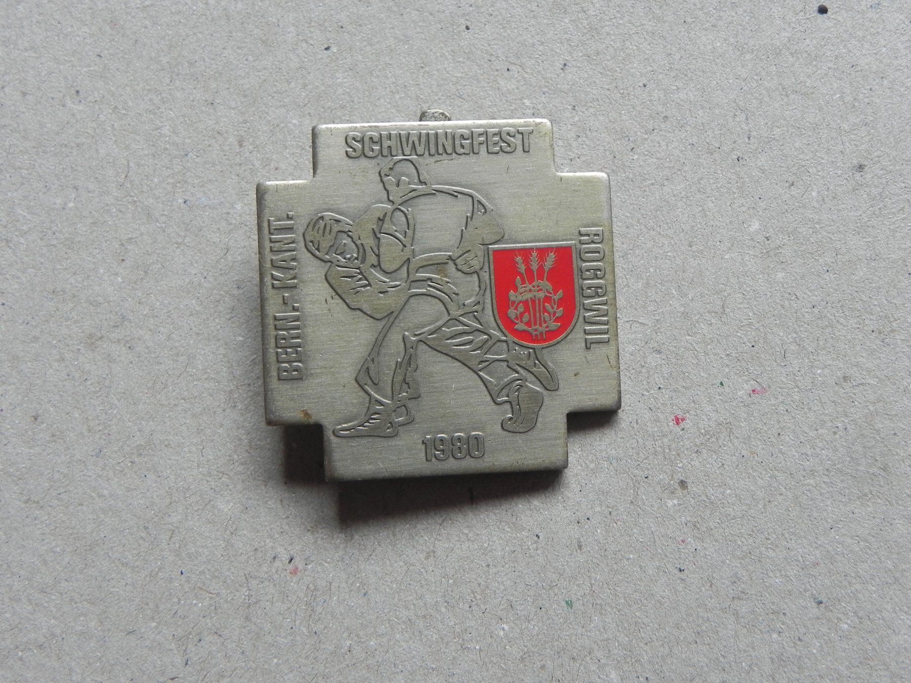 Placchette & Badge: Abzeichen Kantonal Schwingfest Schwingen Roggwil BE 1980 – Usato da Siebnen venduto da krimsie