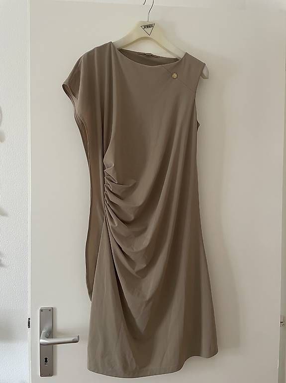 Robes: Robe beige – D'occasion à Pully par aleksandraheld