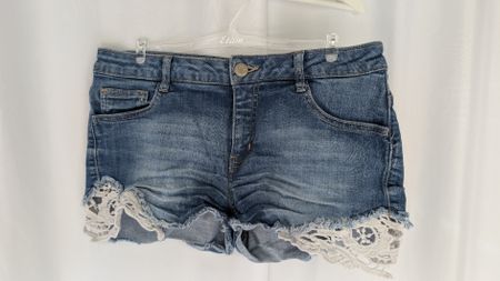 Jeans Shorts Clockhouse Grösse 40 mit Spitze guter Zustand