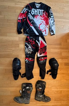 Motocross / Enduro Set – Bekleidung, Stiefel & Knieprotektor