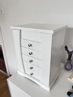 Boîte à bijoux blanche avec miroir et tiroirs
