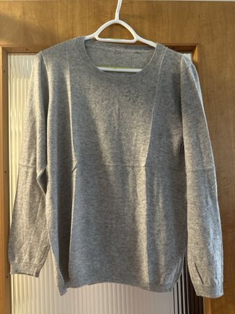 Grauer Strickpullover mit Schneeflockenmuster, Grösse 42/44