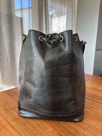LOUIS VUITTON Grand Sac Noé Epi mit D-Ring in schwarz