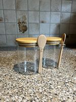 2 Vorratsgläser mit Holzdeckel und Löffel