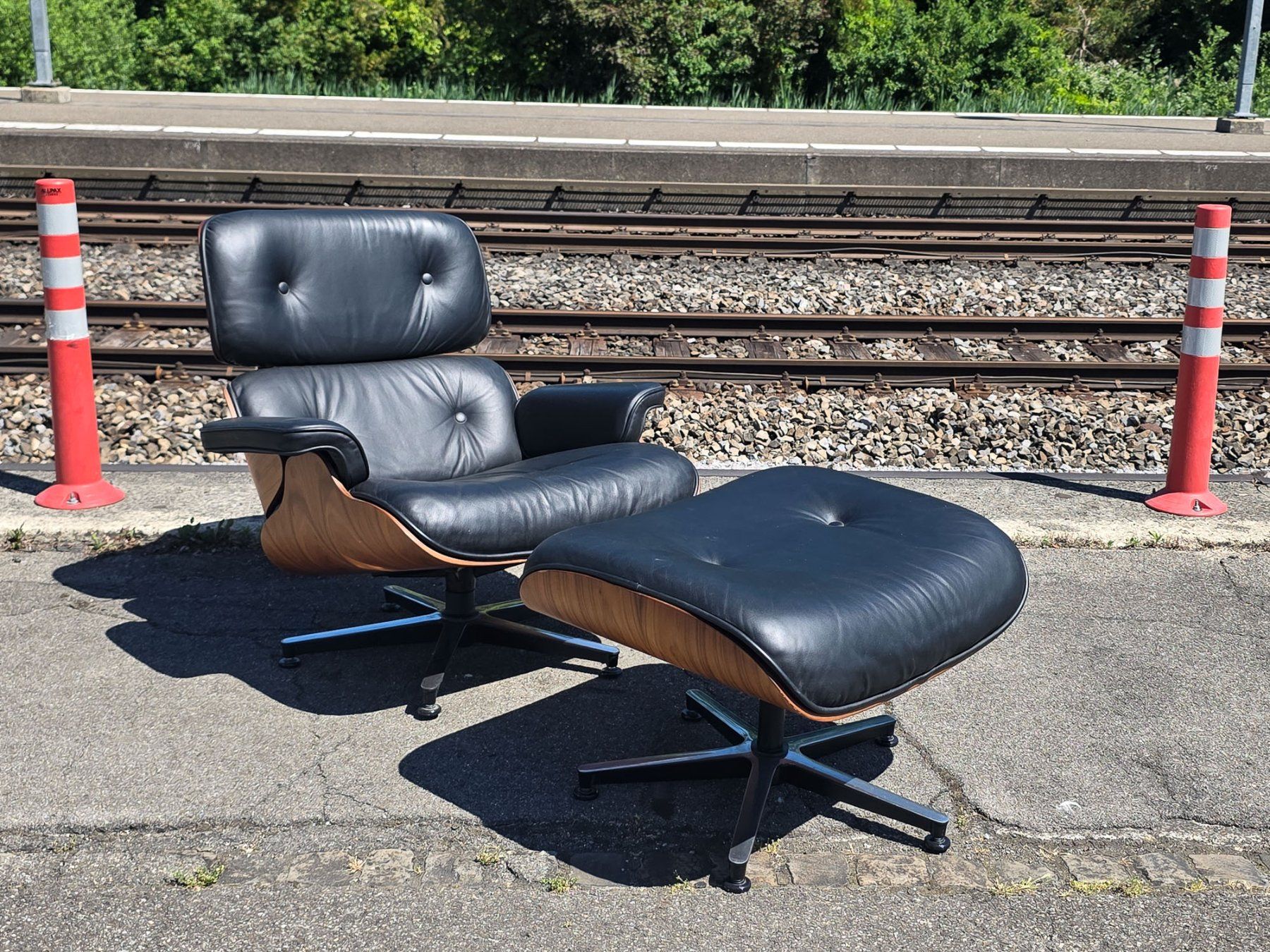 Poltrone: Cofemo Lounge Chair mit Ottoman - Leder schwarz - Ref. 05/71 – Usato da Au ZH venduto da BrockiAu