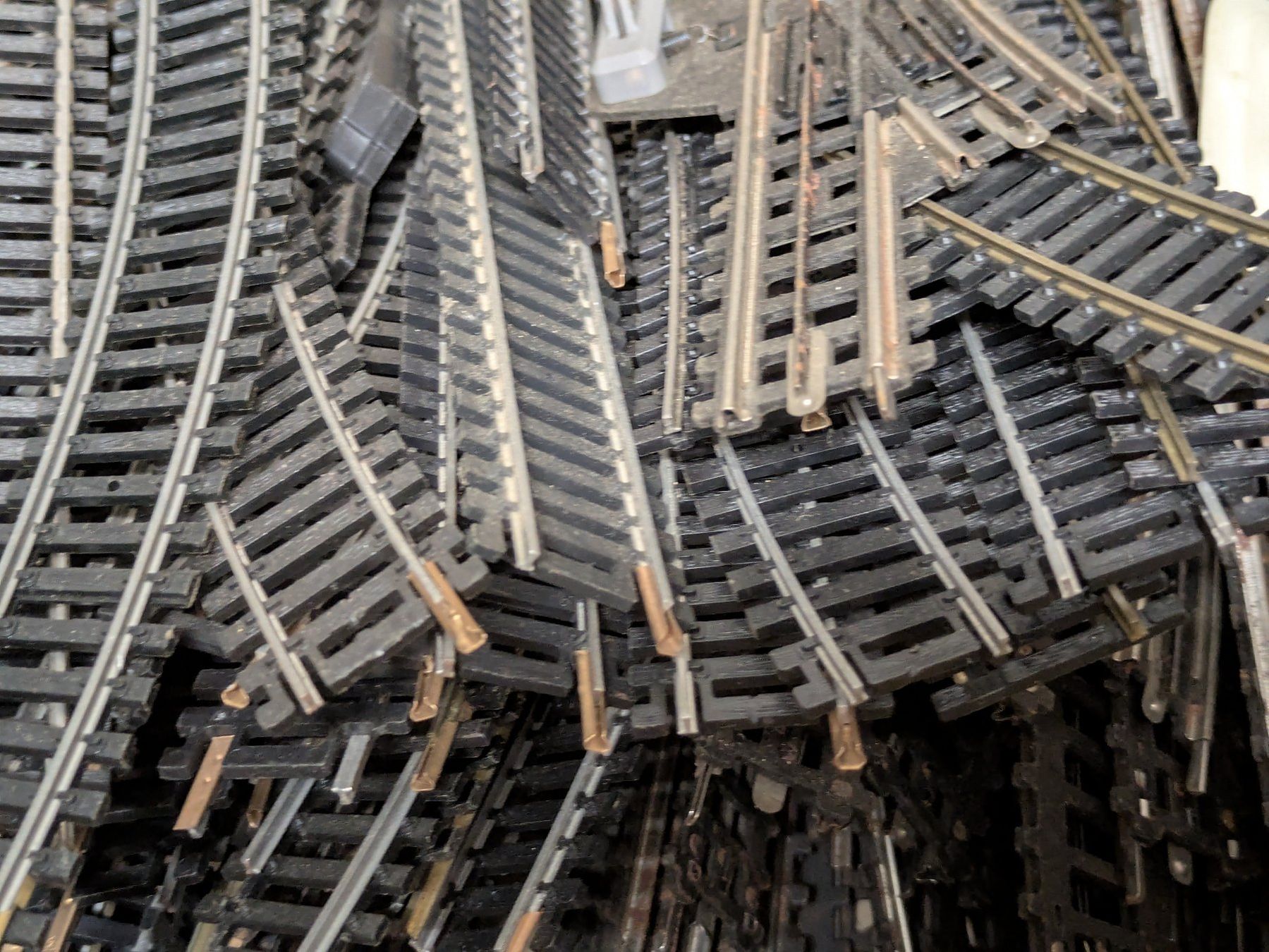 Lima Trains électriques: "Lima". Modelleisenbahn. Ein Karton voll Schienenmaterial. – D'occasion à Basel par Arkouda 1