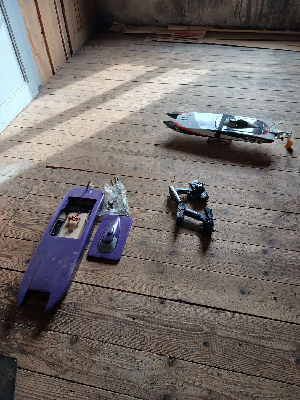 Modellismo RC: 2 bateaux rc , 9 batteries, 3 télécommandes – Difettoso da Fontaines NE venduto da Dimeh 8