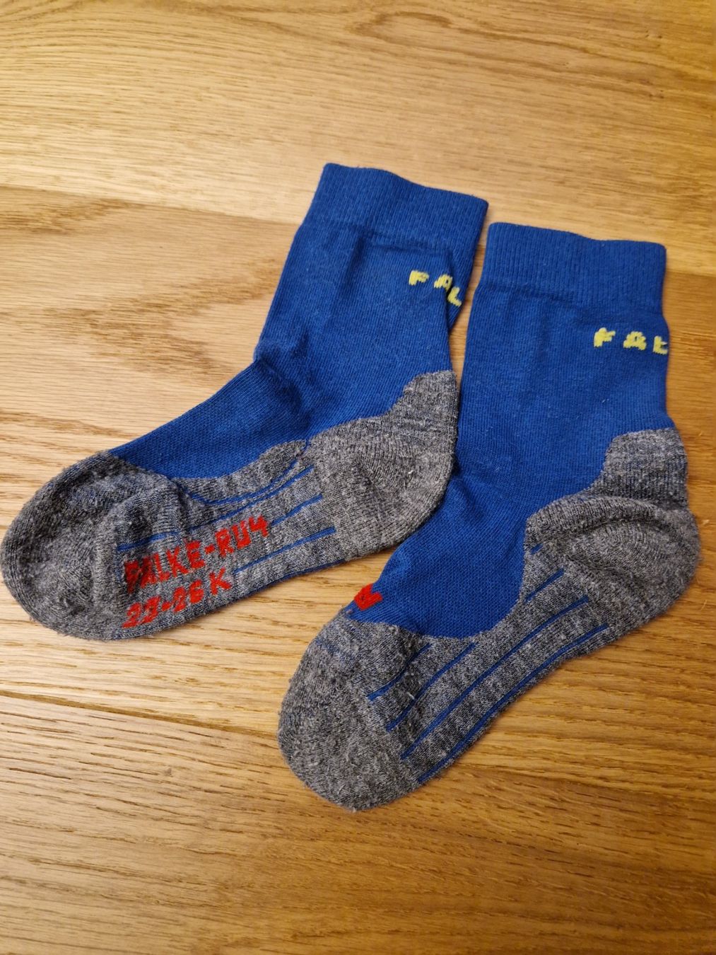 Falke Socken für Kinder: Wandersocken von Falke Gr. 23-26 – Gebraucht aus Davos-Dorf von Bpelikan
