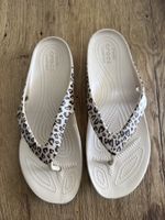 Crocs Zehentrenner Damen Grösse W11 beige leopard 