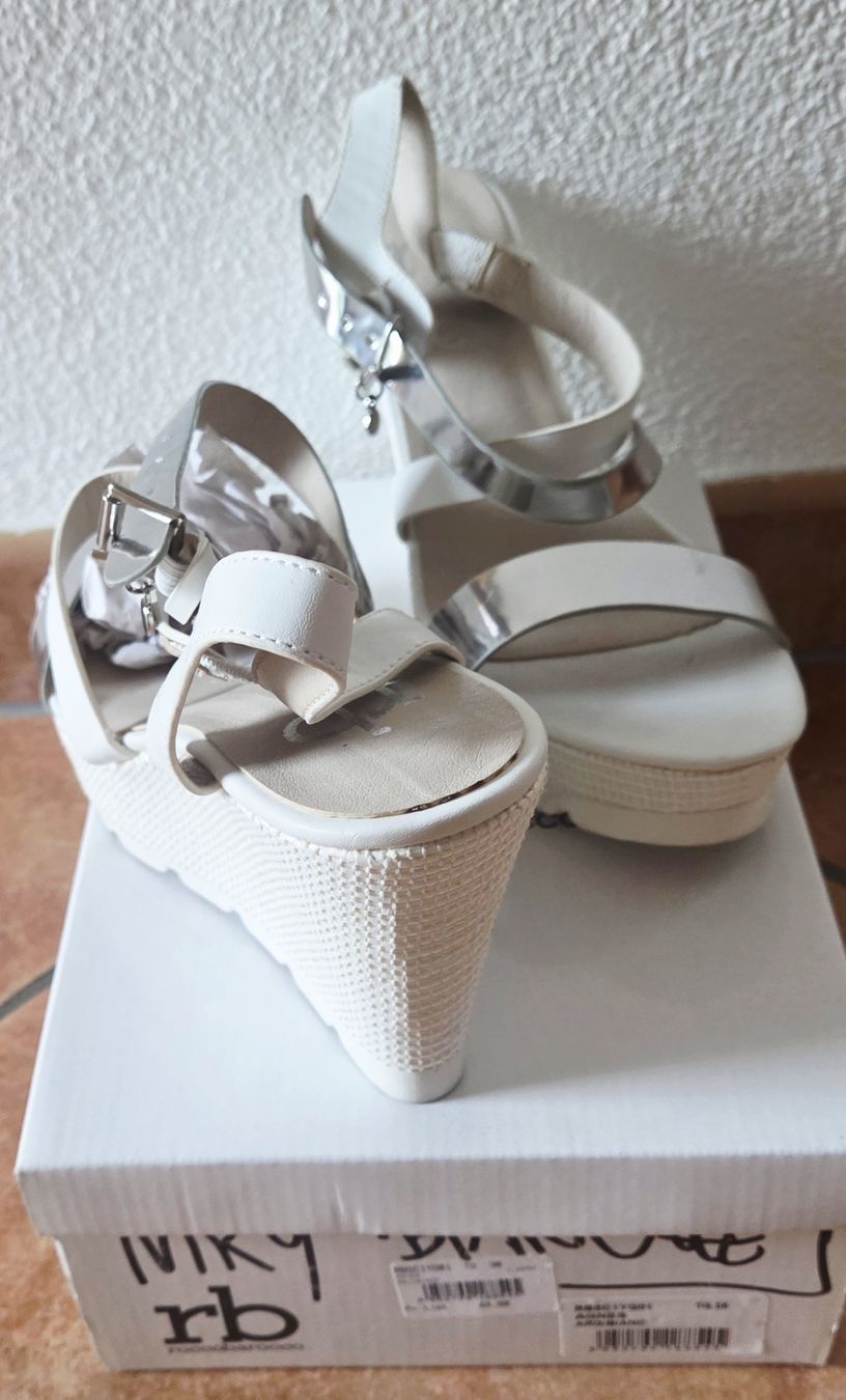 Roccobarocco Scarpe per ragazze: Sandali RoccoBarocco Bianco Argento, Taglia 38 – Usato da Mendrisio venduto da AleTire 1