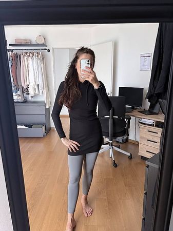 schwarzer Pullover mit Kaputze