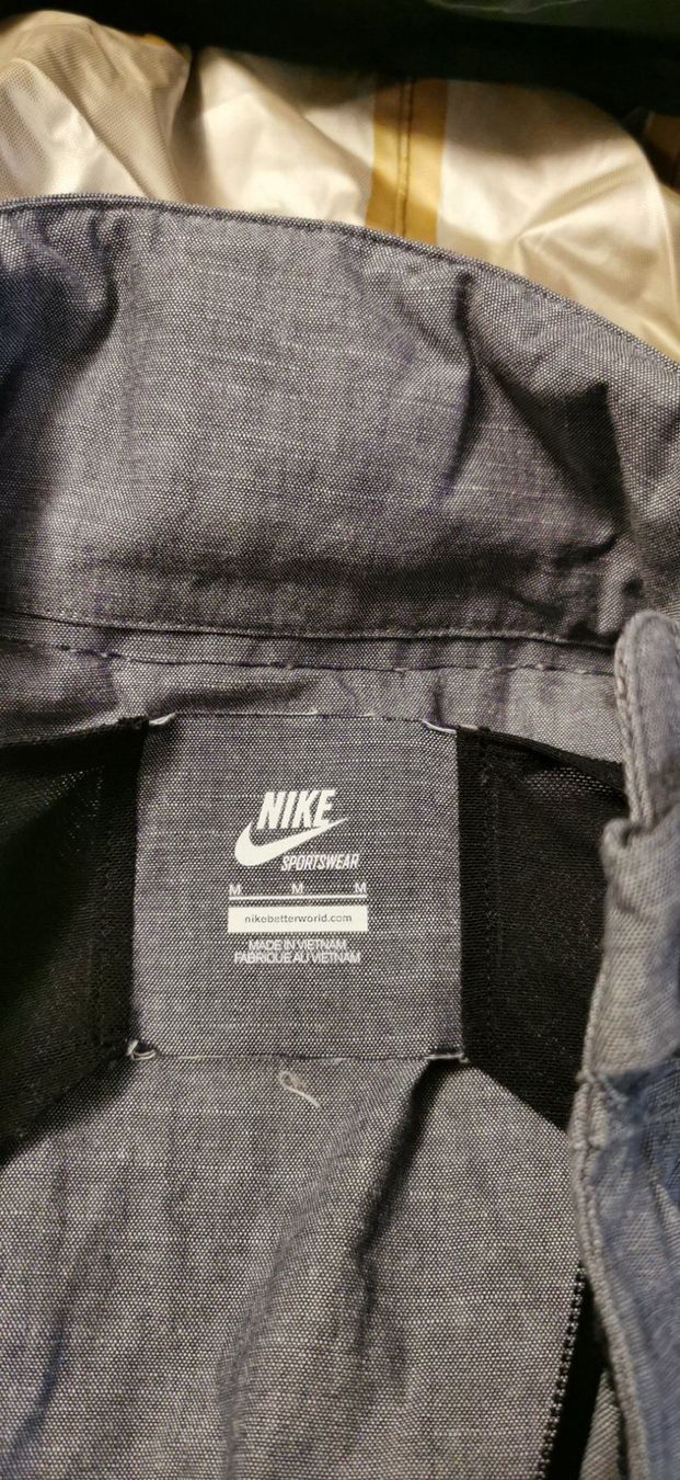 Nike Vestes: Nike Übergangsjacke Grösse M – D'occasion à Gunzgen par 0Aurin0 1