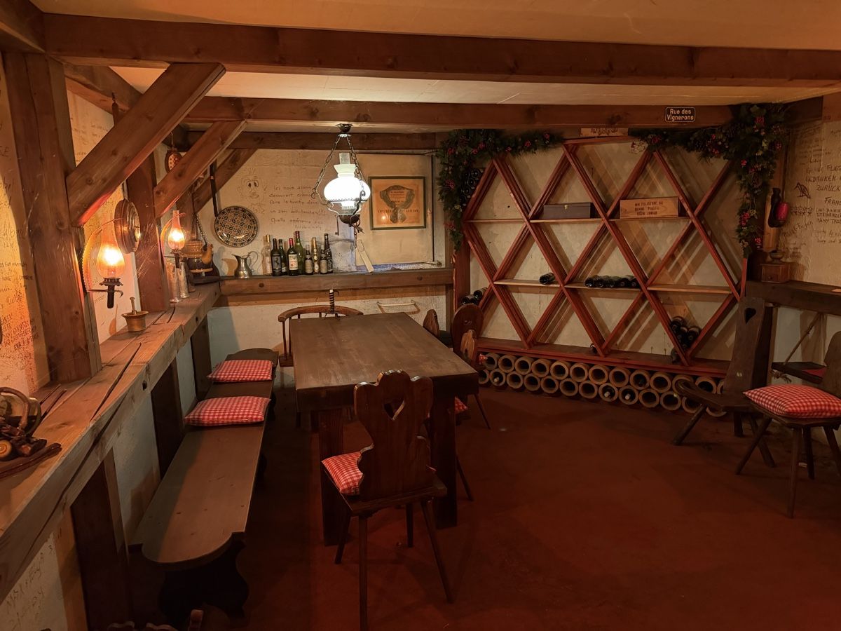 Tische: Carnotzet- / Weinkeller Einrichtung mit Bar – Gebraucht aus Zürich von CeFiVu