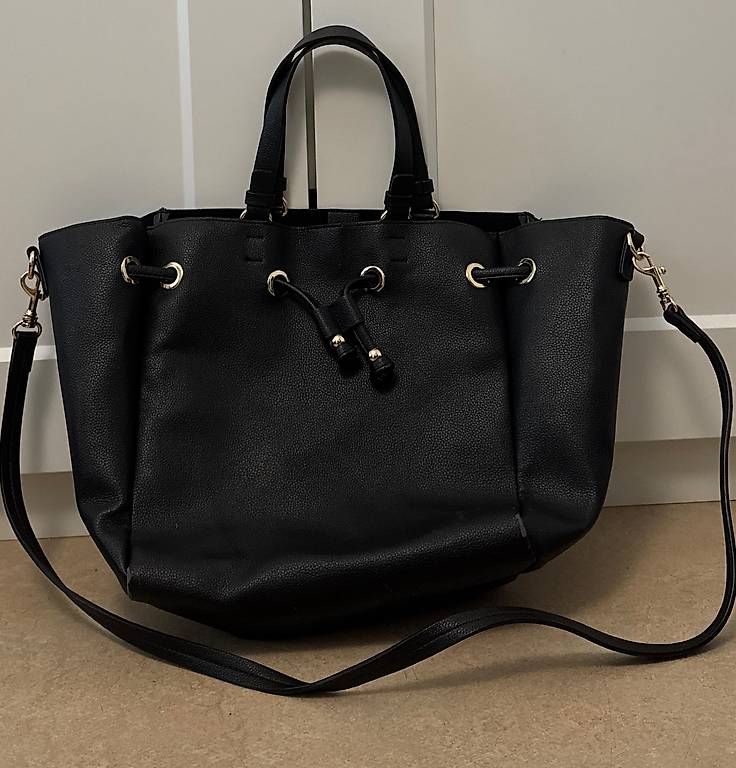 Borse da donna: Tasche schwarz – Usato da Luzern venduto da _.Horizon._