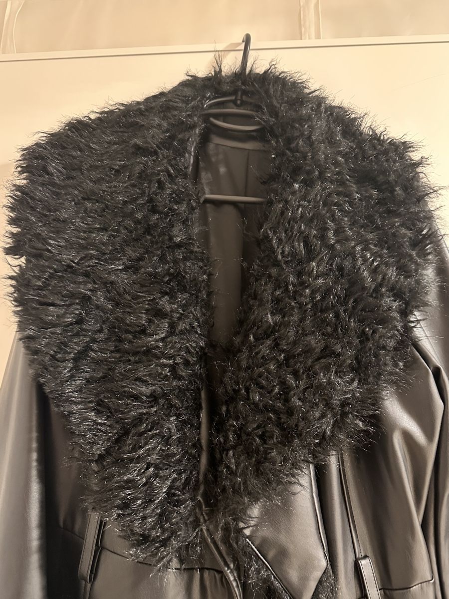 Guess Cappotti: Schwarzer  Guess Wintermantel mit Pelz und Leder. – Nuovo (secondo la descrizione) da Oberurnen venduto da nes_8xqt 2