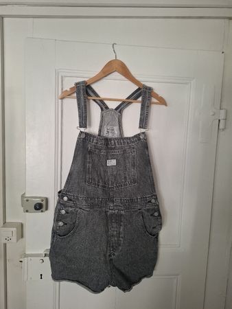Kurze Levis Latzhose 