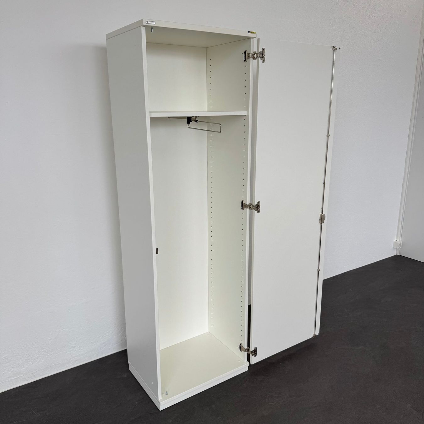 Armadi: Palmberg Prisma 2 Garderobenschrank Links öffnend – Usato da Schönenwerd venduto da mcofficeshop 4