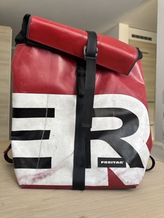 Sac à dos Freitag rouge blanc grande taille