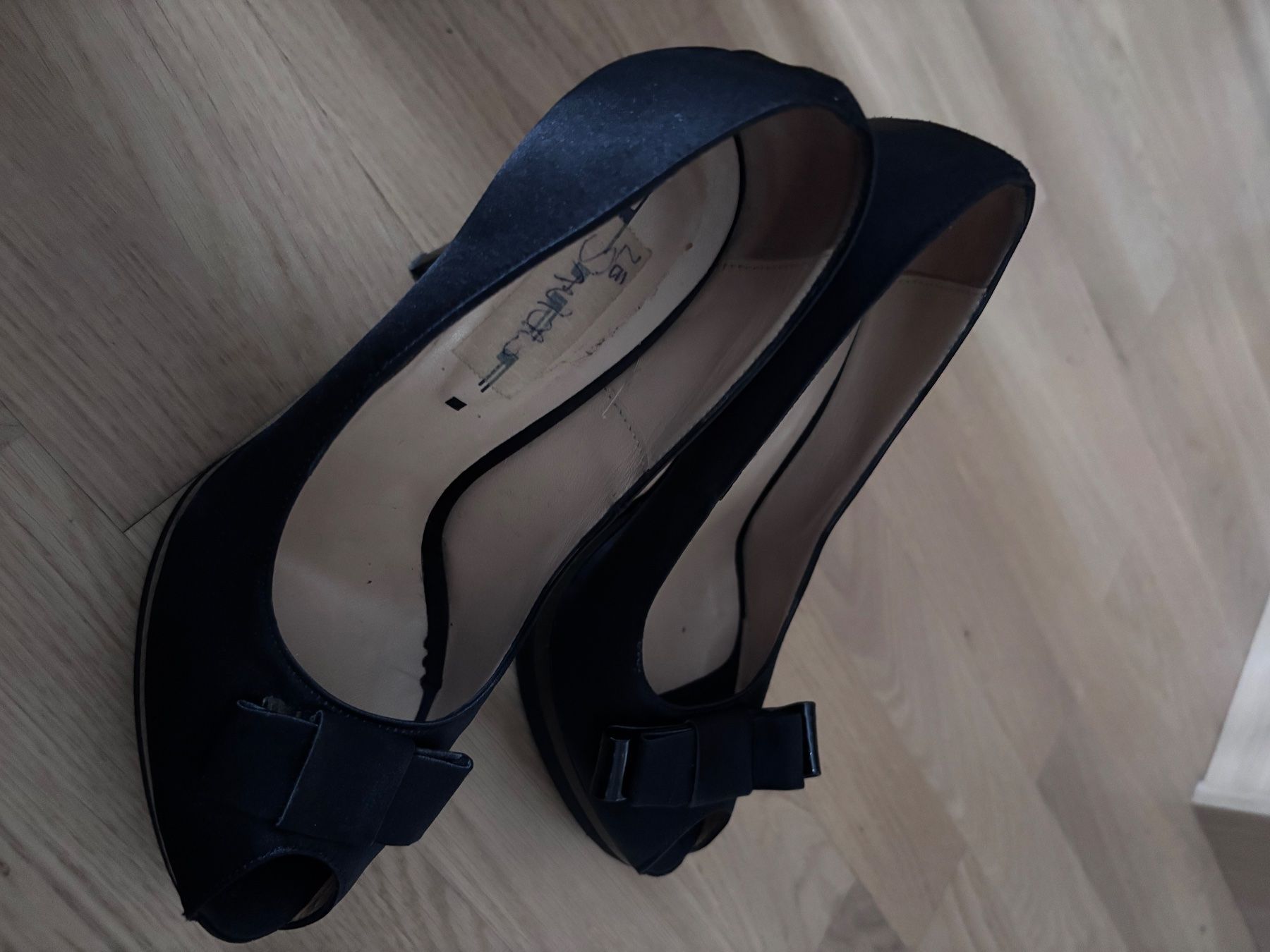 Tiffi Scarpe da donna: Tiffi Black satin heels – Usato da Biel/Bienne venduto da rob_25s7