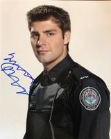 Travis Milne Autogramm signiert Foto 20x25cm Rookie Blue