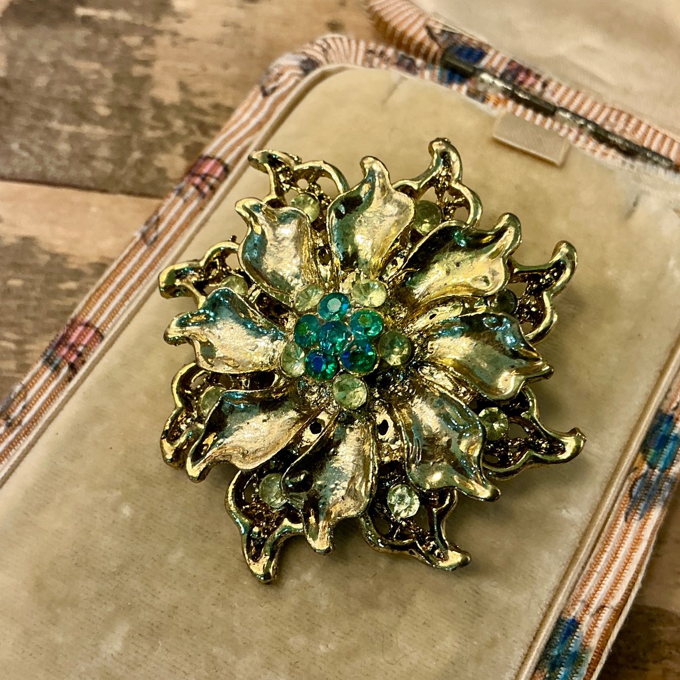 Broschen & Nadeln: GROSSE VINTAGE BROSCHE MIT STRASSSTEINE MODESCHMUCK – Gebraucht aus Biglen von Limarkt