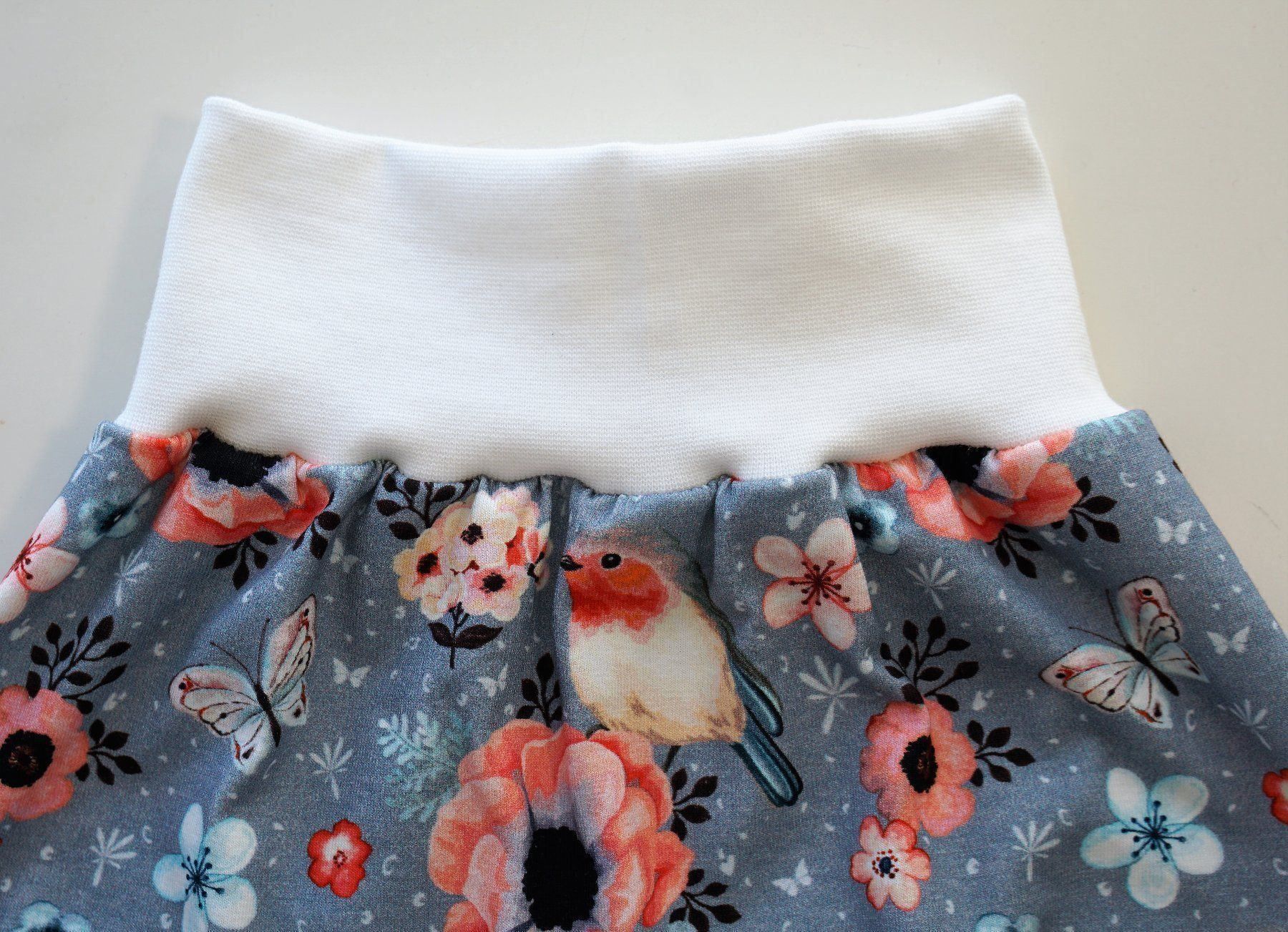 Pantaloni: Kurze Pumphose mit Blumen 86/92 - NEU – Nuovo e nell'imballaggio originale da Zürich venduto da sambaum 3