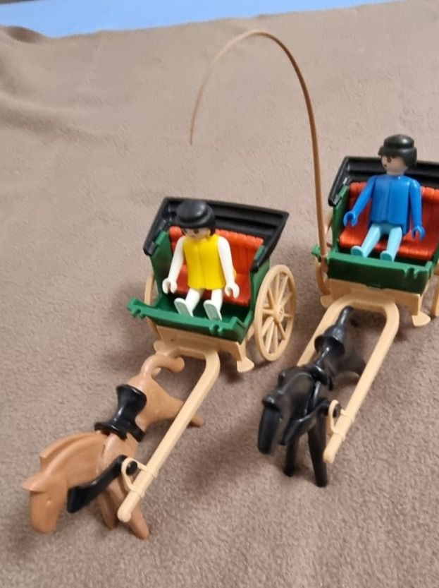 Playmobil Spielzeuge: Playmobil 2 Kutschen mit Pferden – Gebraucht aus geroldswil von Gumball1 1