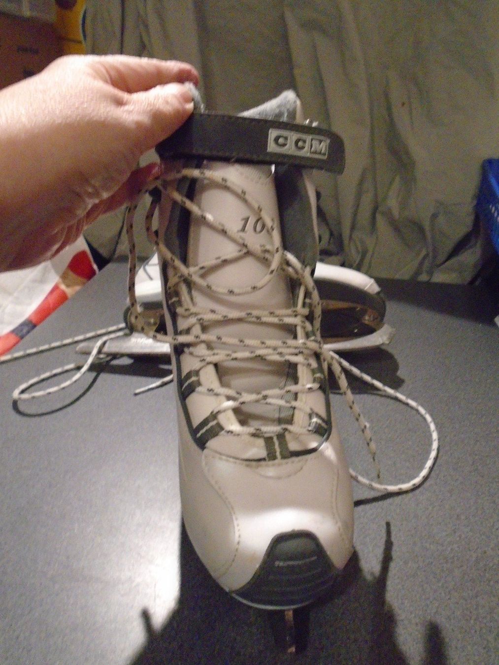 Ccm Schlittschuhe: Schlittschuhe Grösse 7, CCM, 100, weiss – Gebraucht aus Zürich von Motzkuh 1