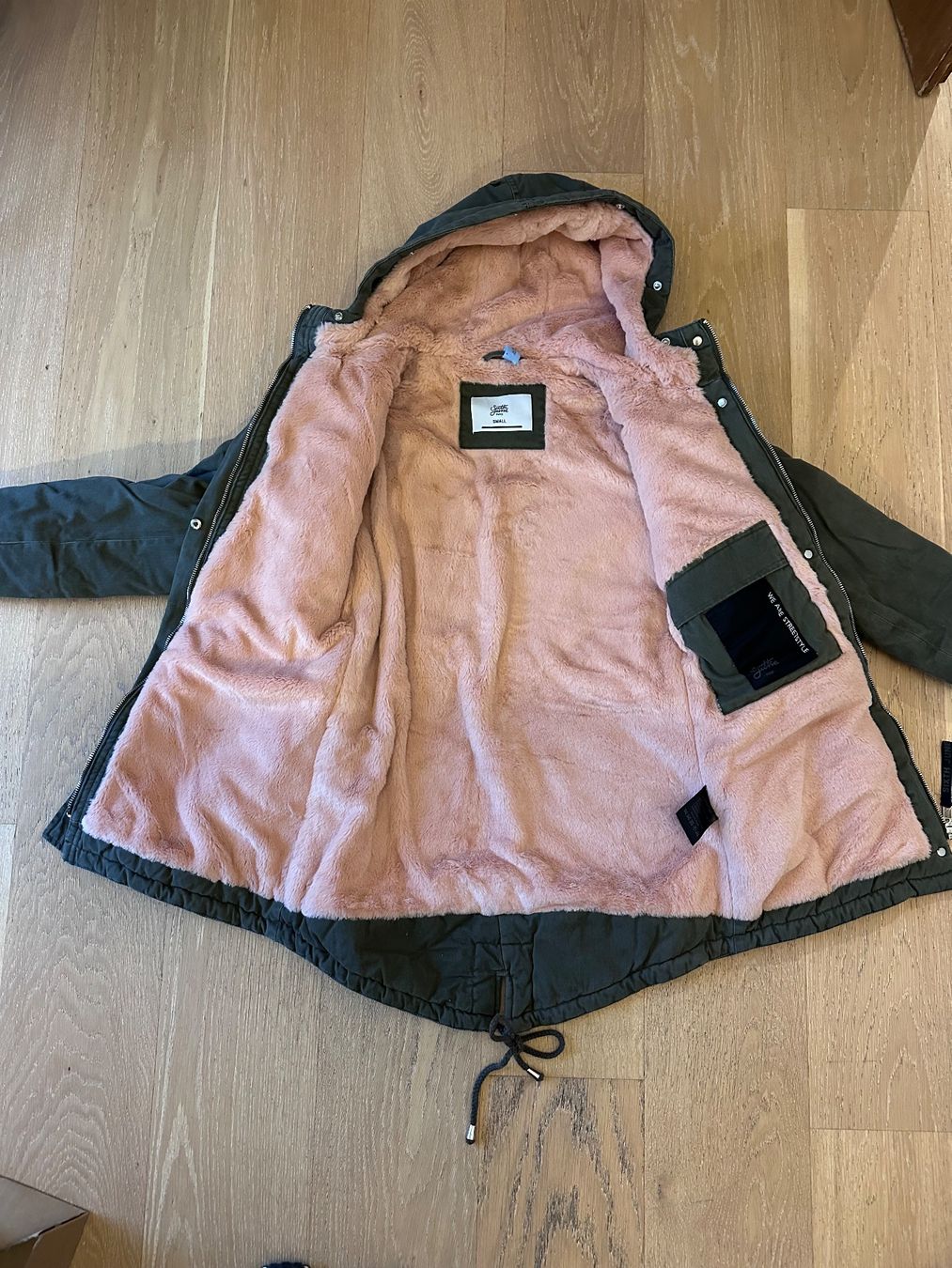 Manteaux: Wintermantel mit rosa Fell – D'occasion à Zollbrück par AnMa 2