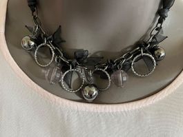 Schwarze Kette mit Schleifen, Dekokugeln etc., Gothic Look