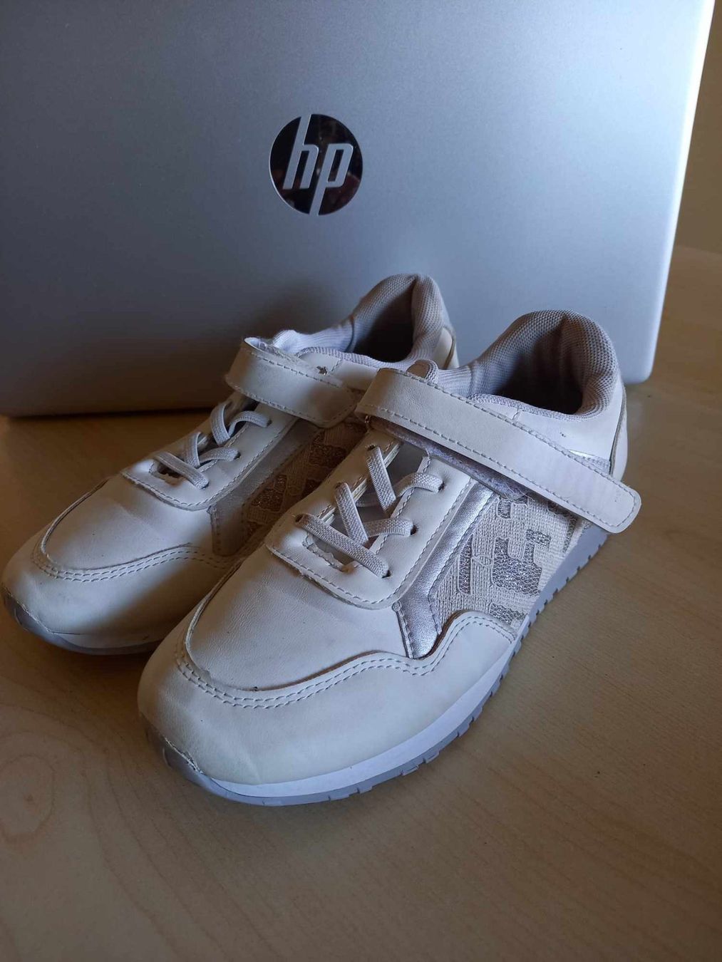 Scarpe per ragazze: Kinder Turnschuhe, weiss, Grösse 36, – Usato da Möhlin venduto da Simba4871