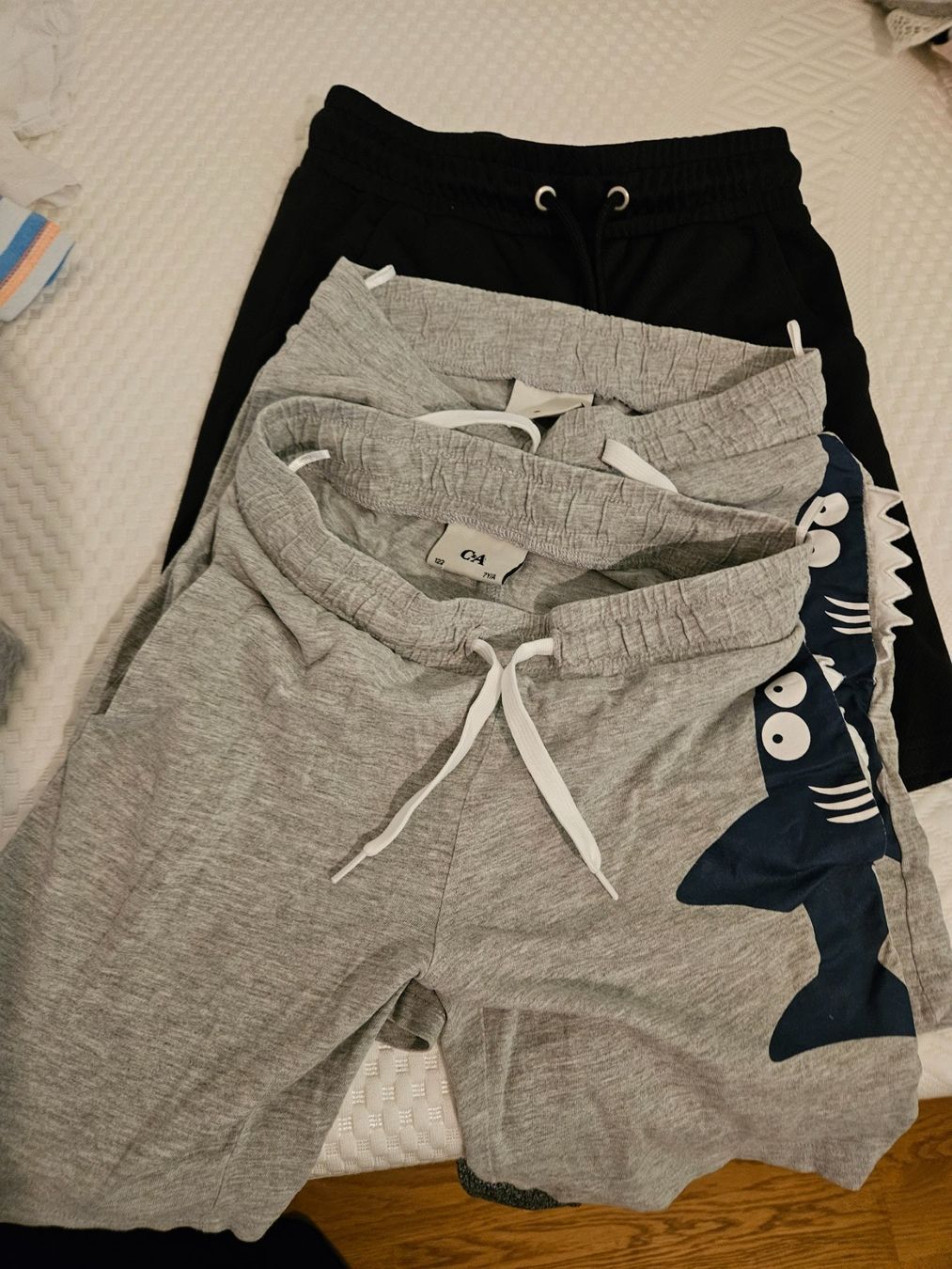 C&A Pantaloni: 3 Kindershorts, Grösse 116 und 122 – Usato da Sennhof (Winterthur) venduto da HG2019