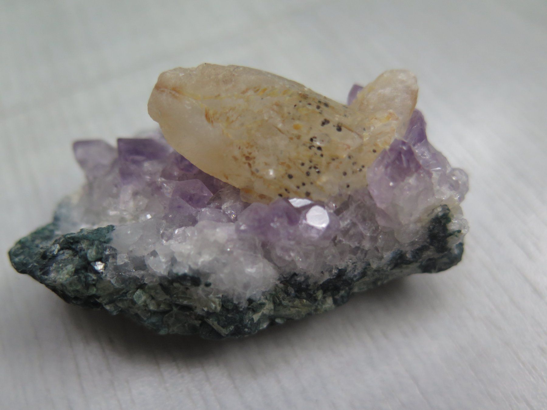 Minerali & Pietre curative: Amethyst mit Calcit – Usato da Schaffhausen venduto da Yamakana51L8736OQ8 4