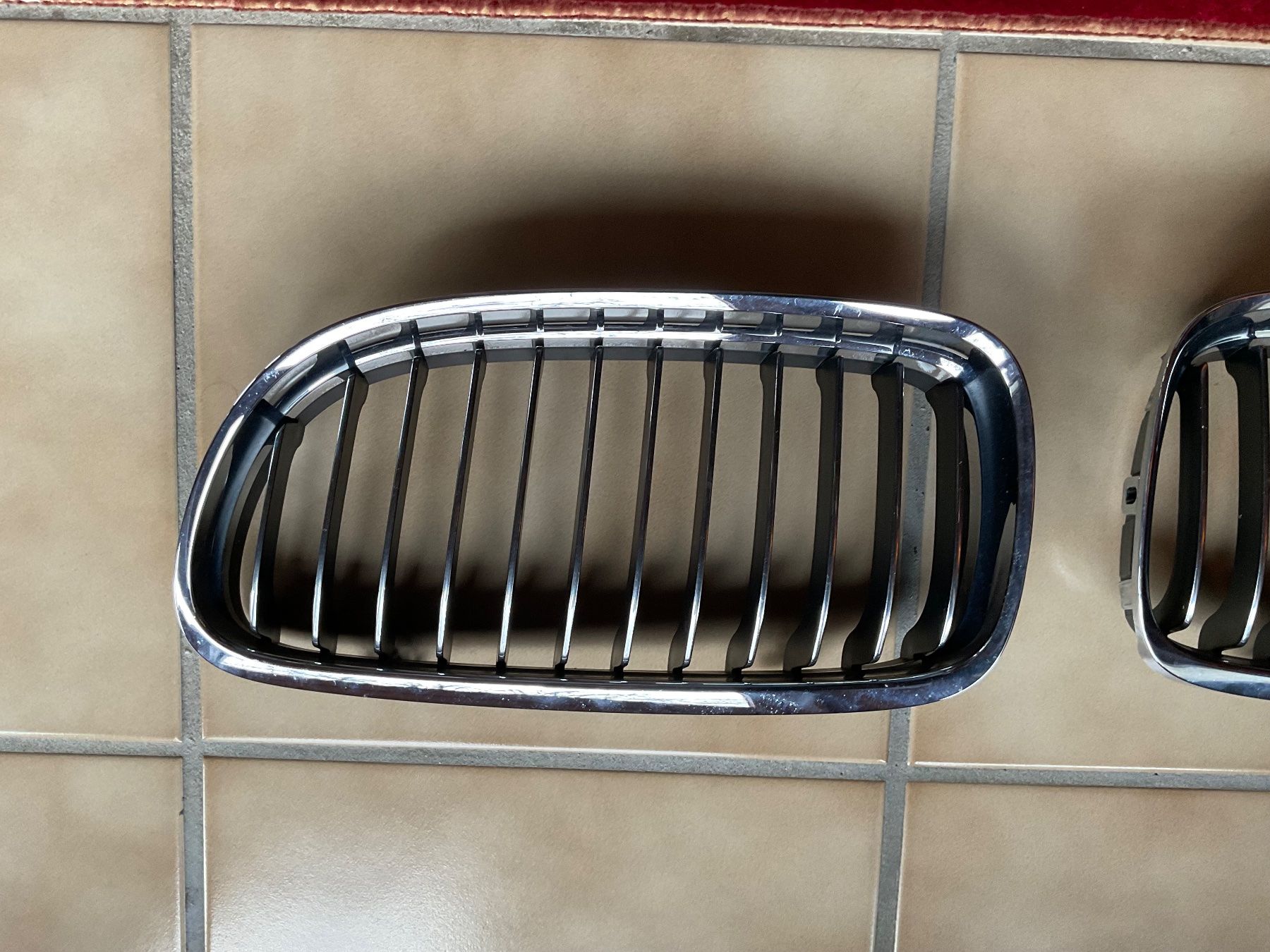 BMW Tutti pezzi di ricambio auto: Grilles BMW E90 & E91 couleur chrome d’origine – Usato da Cortébert venduto da Wolphy 2