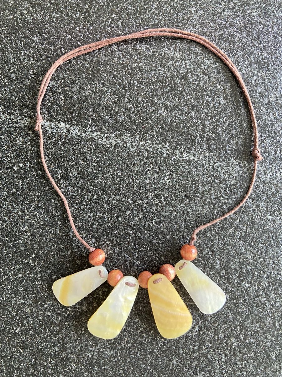 Catenine: Halskette mit Perlmutt aus Guadeloupe/FR – Usato da Schwarzenburg venduto da Aha016