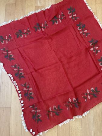 Foulard mit feinem Häckelrand