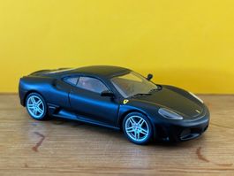 Mattschwarzer Ferrari F430, 1/43, Hot Wheels mit OVP.