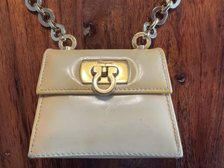 Salvatore Ferragamo Gancini Kette Taillentasche Leder gelb