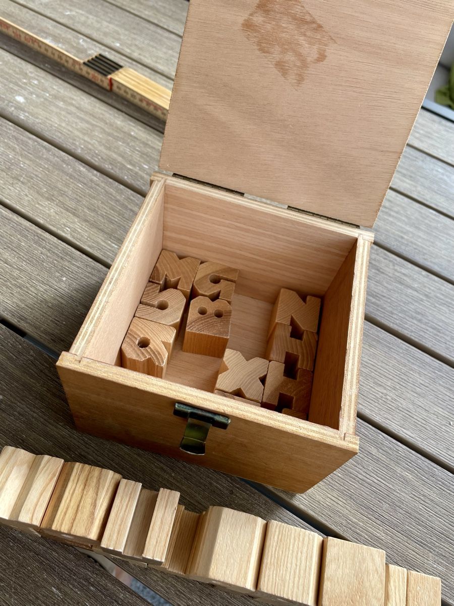 Giocattoli: Holzbuchstaben mit Holzbox  – Usato da Uster venduto da Jemedi 3